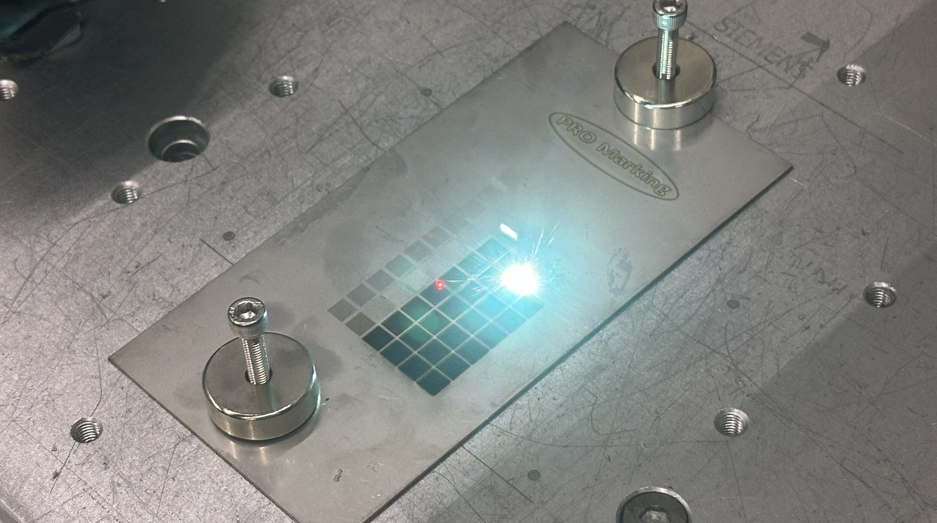 Teste de contraste de gravação a laser tipo fibra em placa de metal.