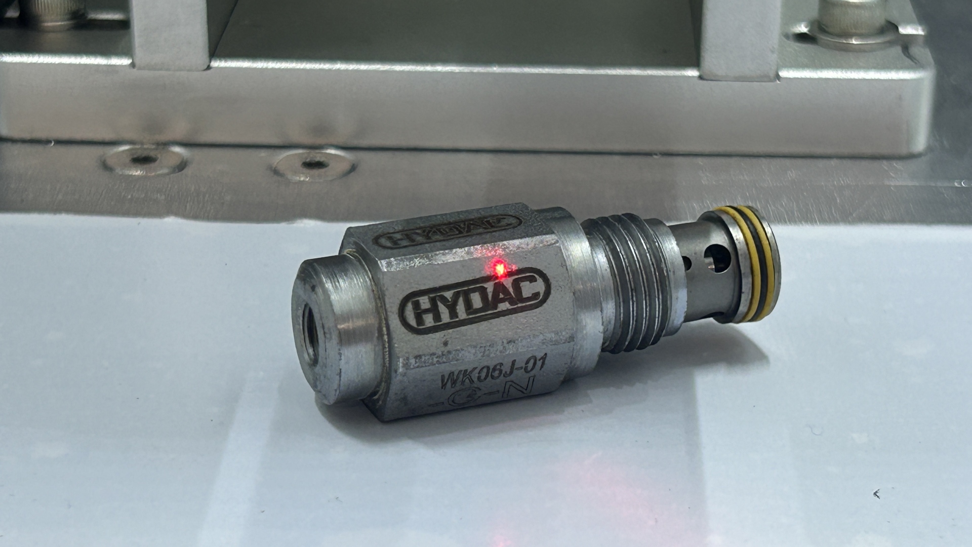 Peça de metal gravada com laser tipo fibra para teste.