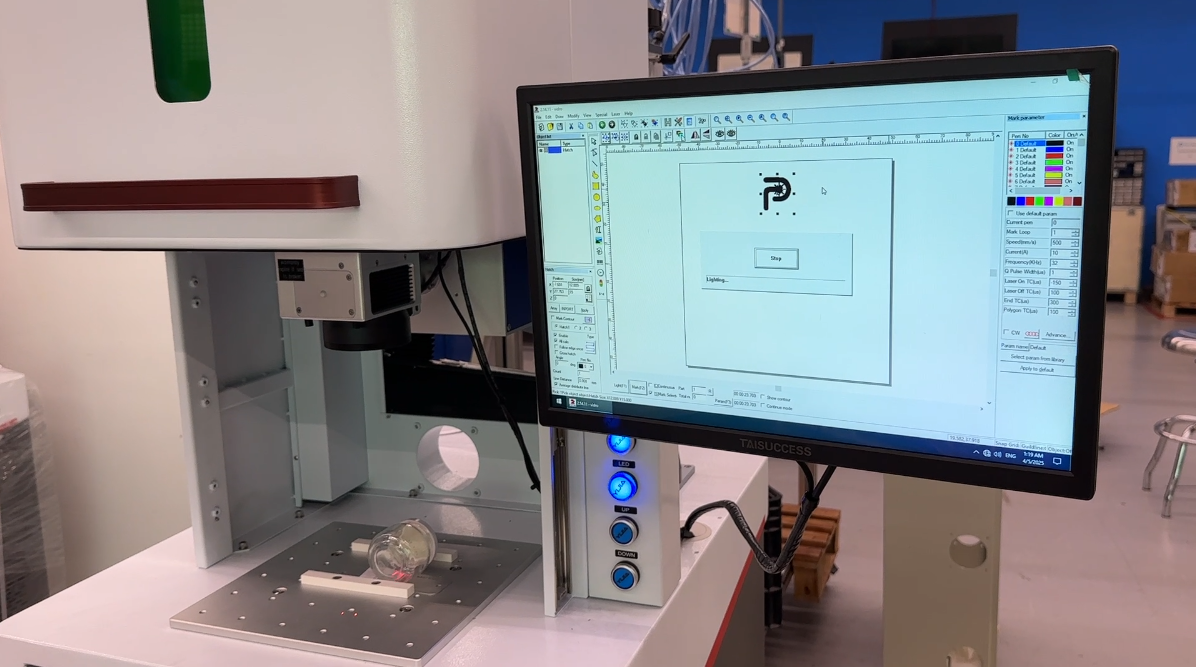 Gravadora a laser UV realizando a gravação em um pote de vidro.