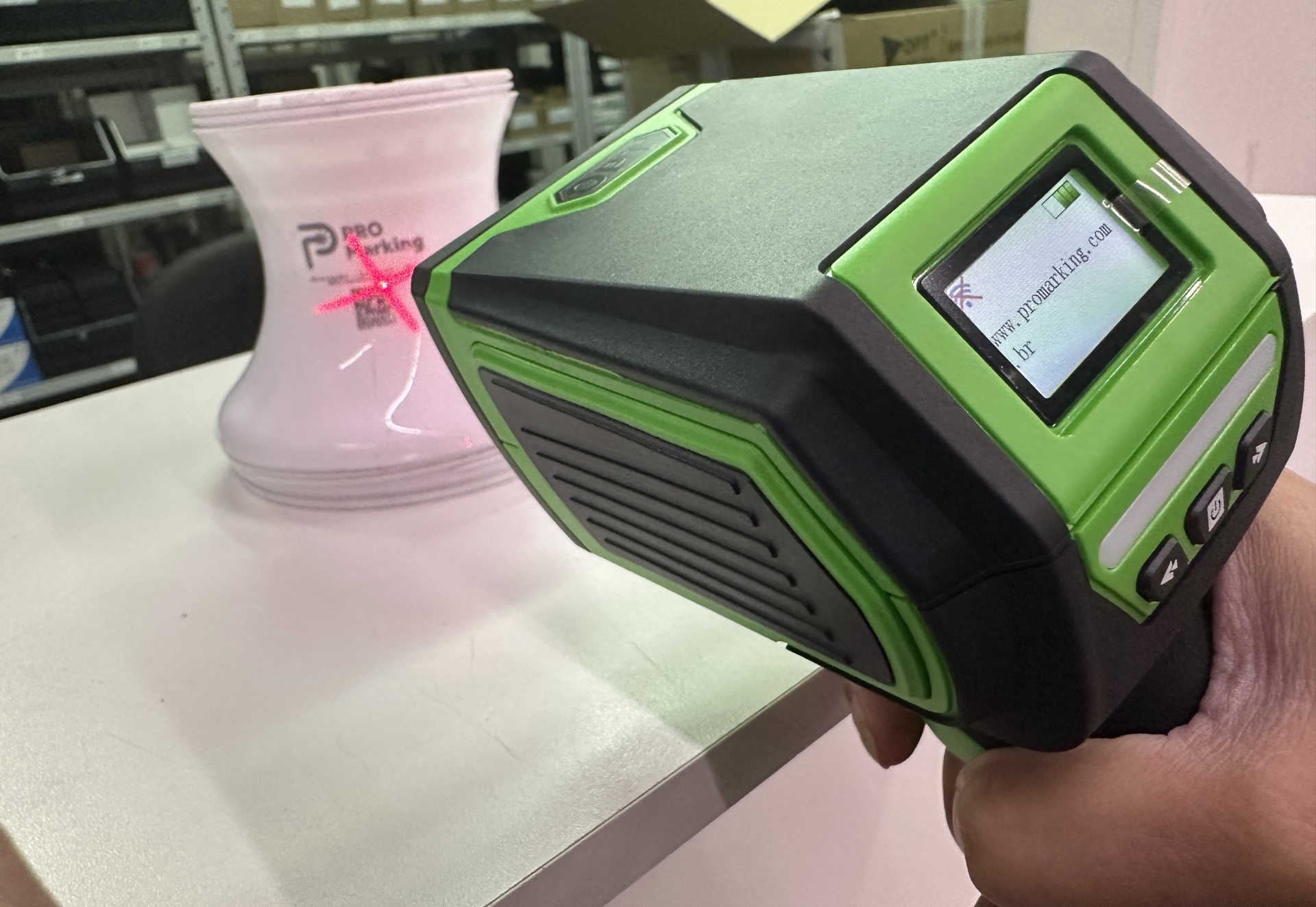 Leitor de códigos industrial realizando a leitura de um QR code gravado a laser..