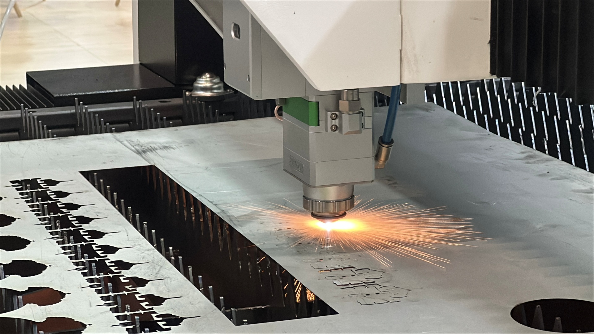 Máquina de corte a laser em funcionamento.
