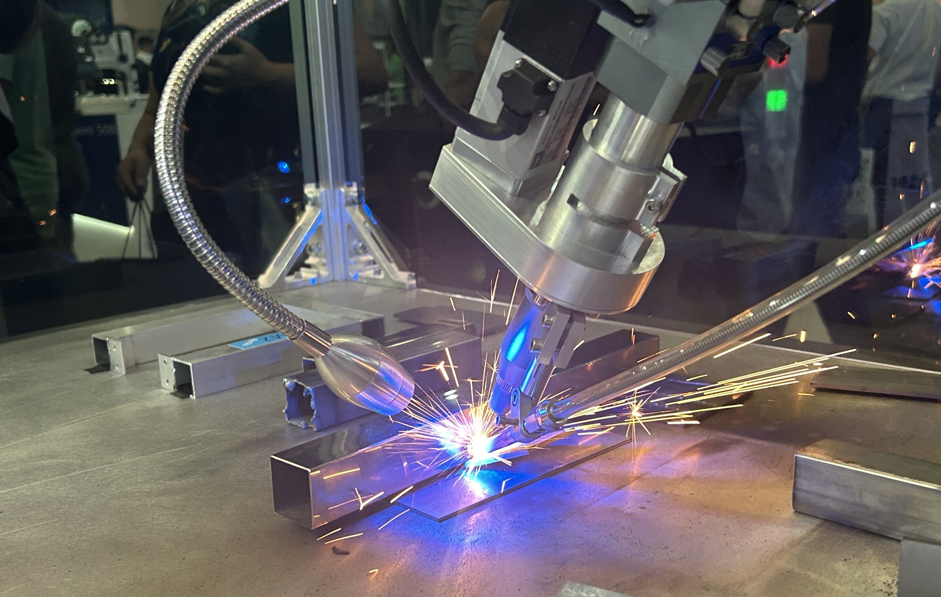 Solda a laser em funcionamento.