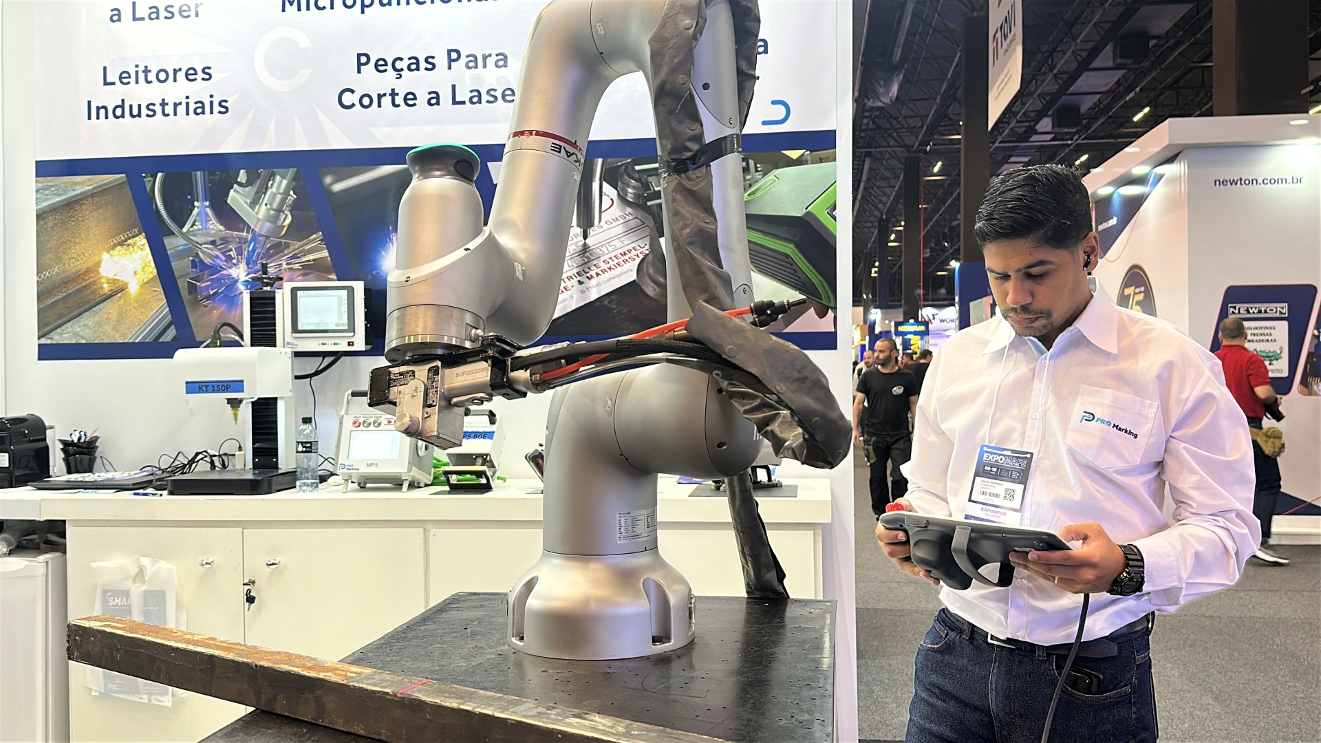 Máquina de solda a laser integrada ao robô colaborativo da Rokae para automação.