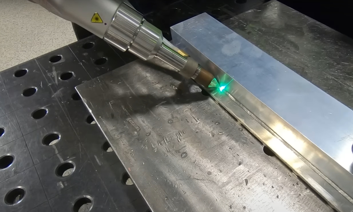Máquina de solda a laser em funcionamento.