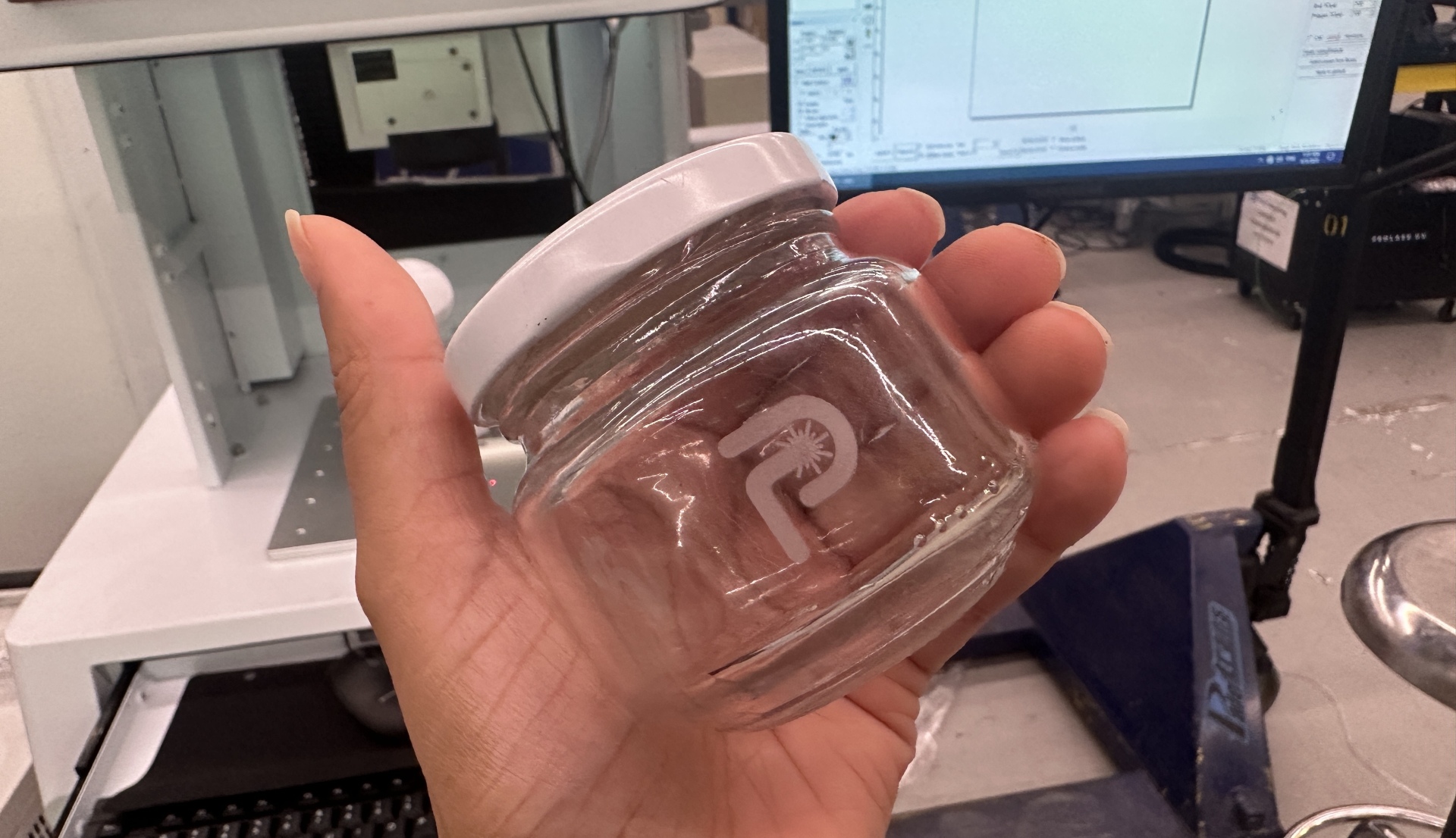 Gravação do logo da PRO Marking em pote de vidro.