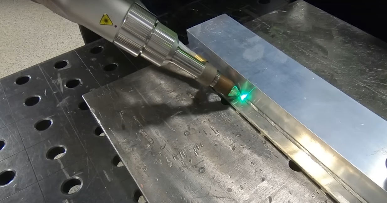 Peças de metal sendo soldadas com a tecnologia a laser.