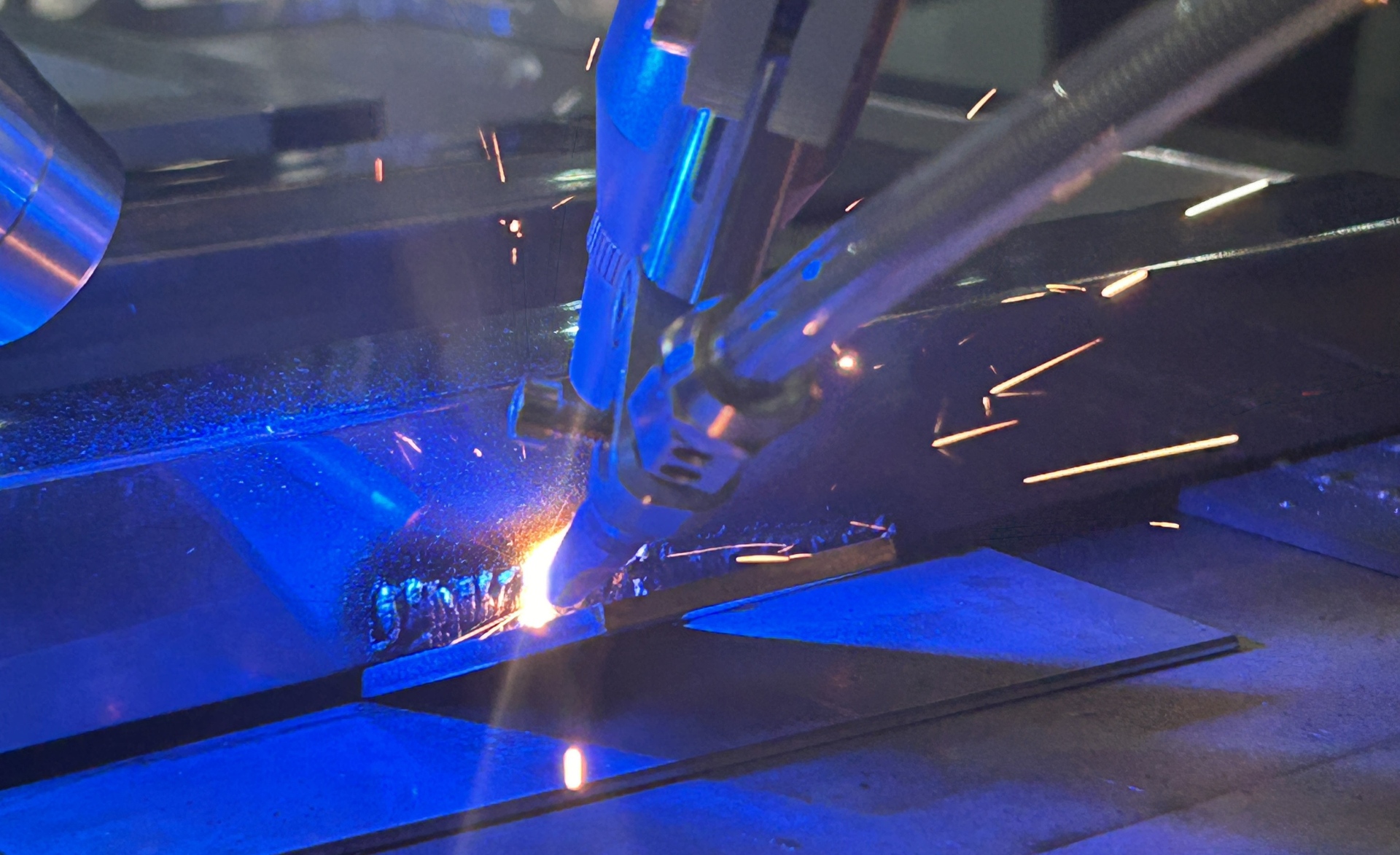 Teste de solda a laser em metal.