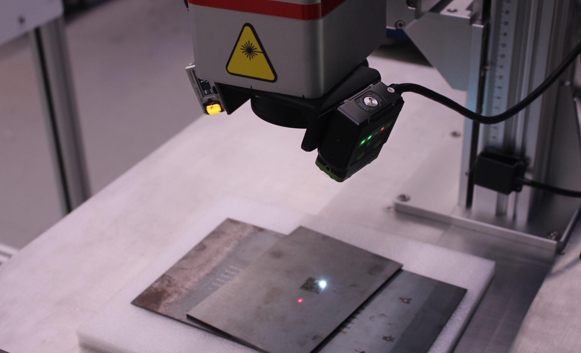 Leitor industrial integrado a um equipamento de gravação a laser para conferência de gravações.