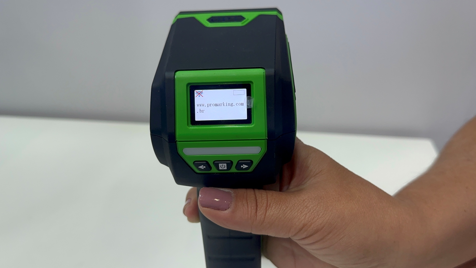 Leitor industrial utilizado para conferir um código.