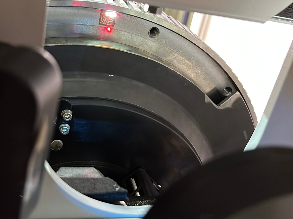 Laser inferior realizando a gravação de um código data matrix na peça.