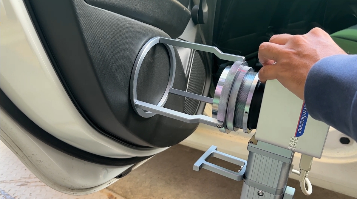 Gravadora a laser portátil pronta para realizar a gravação na parte interna do carro.