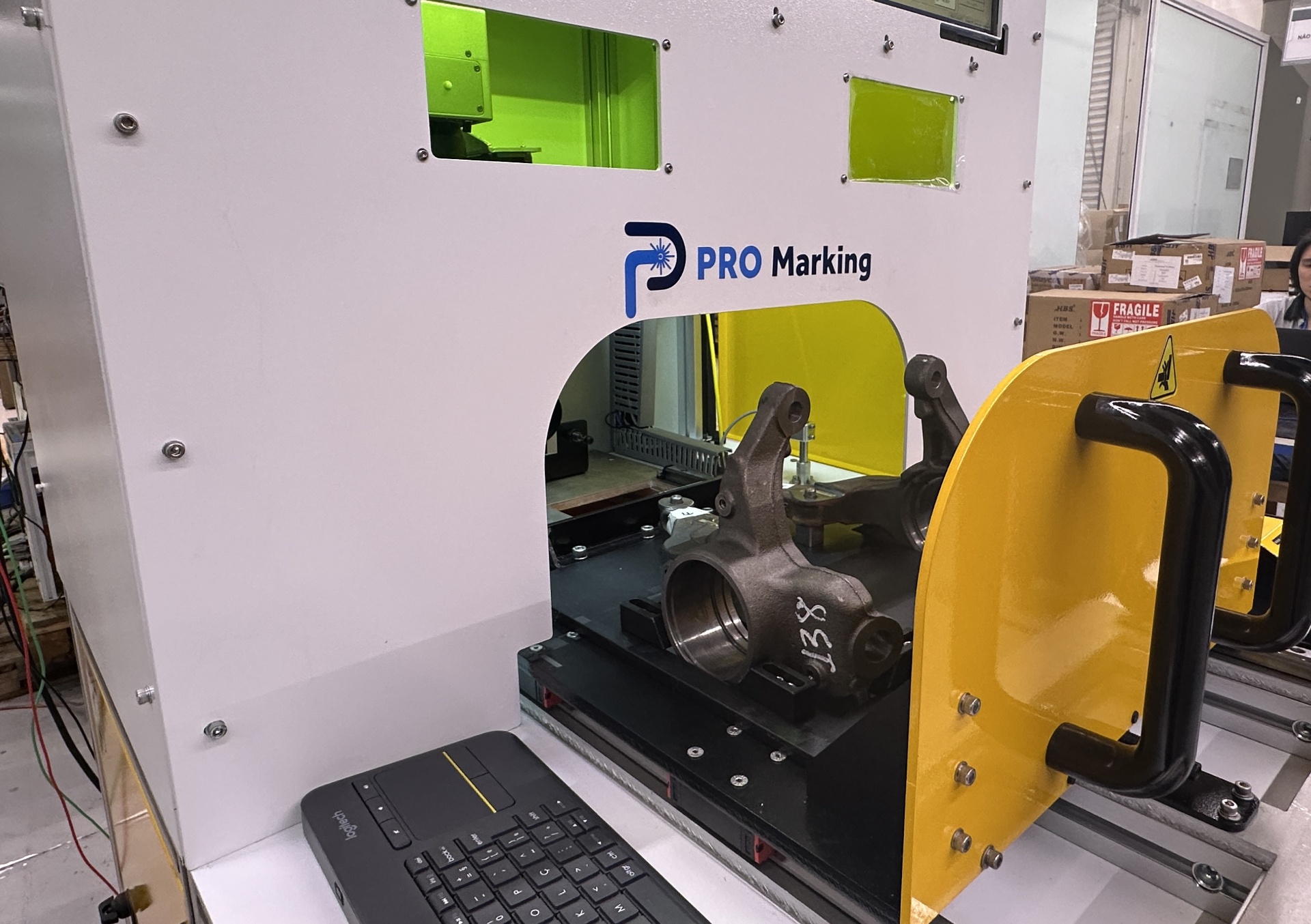 Gravadora a laser com leitor industrial integrado para verificação de qualidade em peças automotivas.