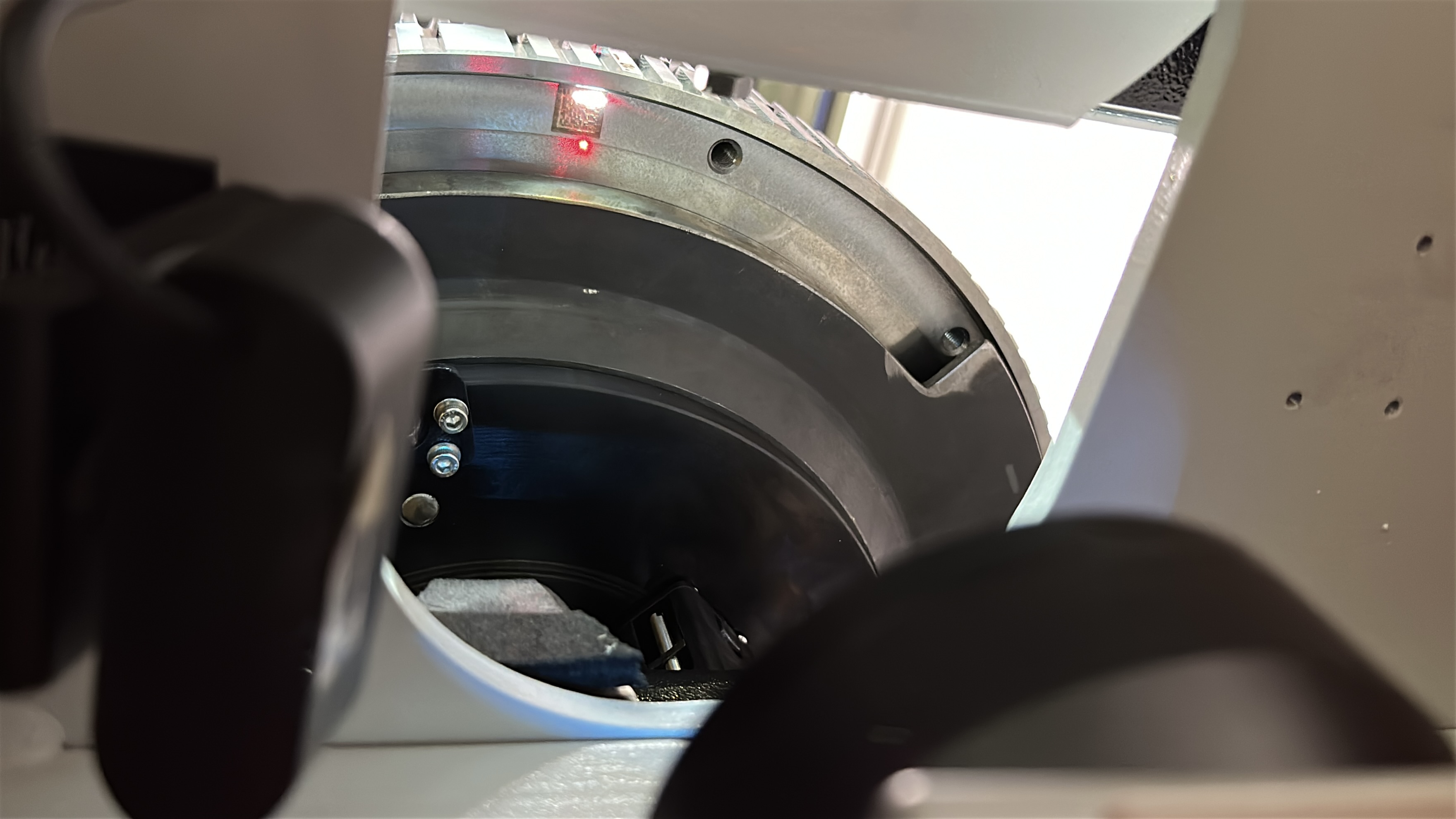 Gravadora com 2 lasers para gravação em partes diferentes de volantes de motor.