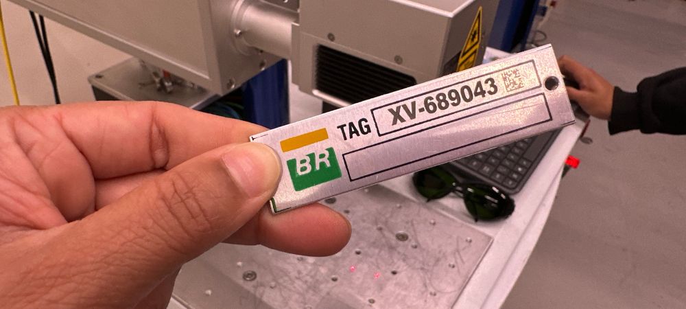 Placa de inox para identificação gravada a laser.