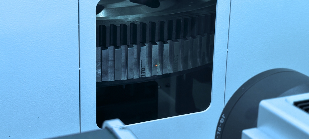 Gravação a laser sendo realizada em volante de motor.