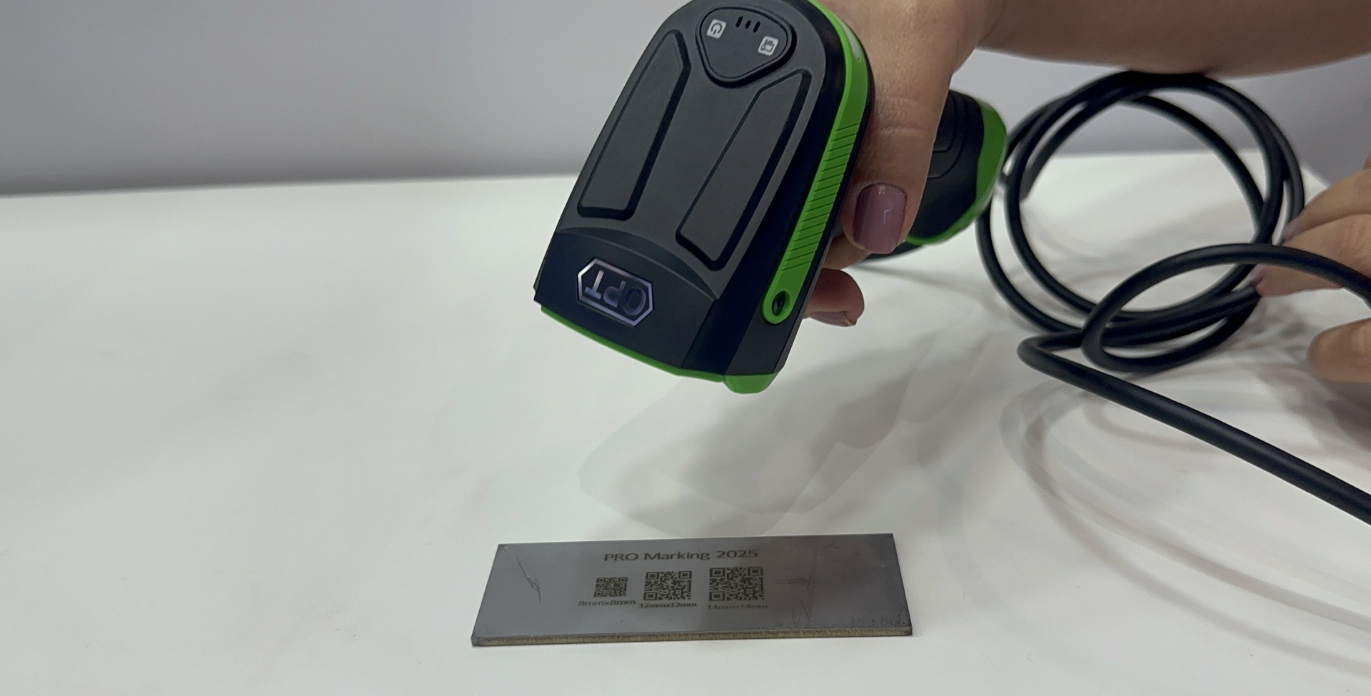 Leitor industrial, uma ferramenta ideal para rastreabilidade, realizando a leitura de QR codes.