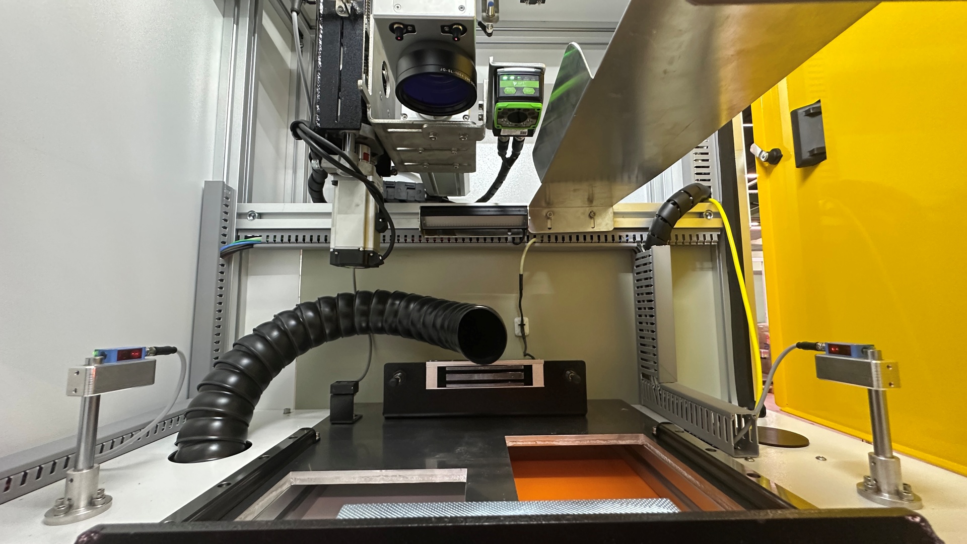 Interior de uma gravadora a laser para metal com leitor industrial integrado.