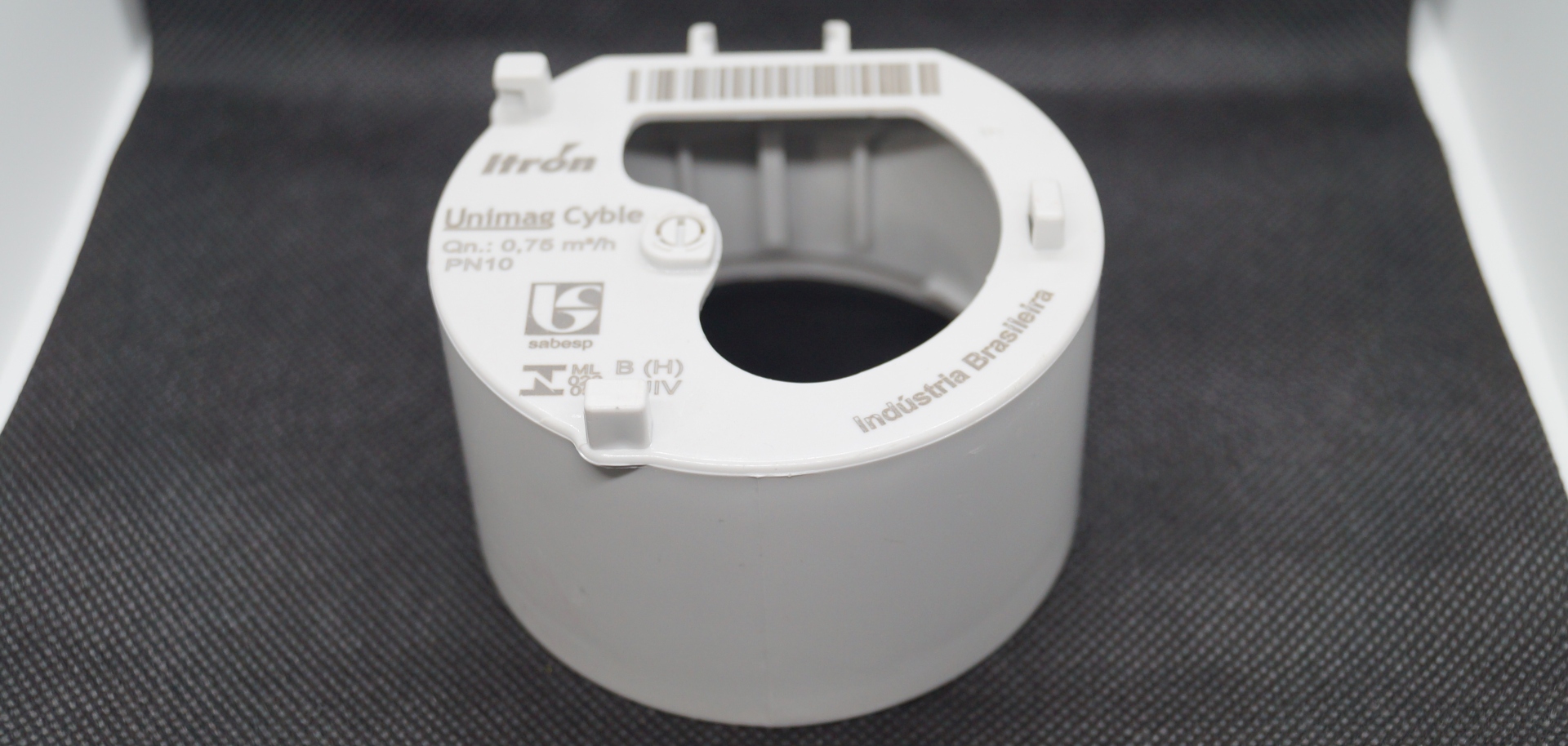 Gravação a laser UV em peça de hidrômetro feita de plástico.