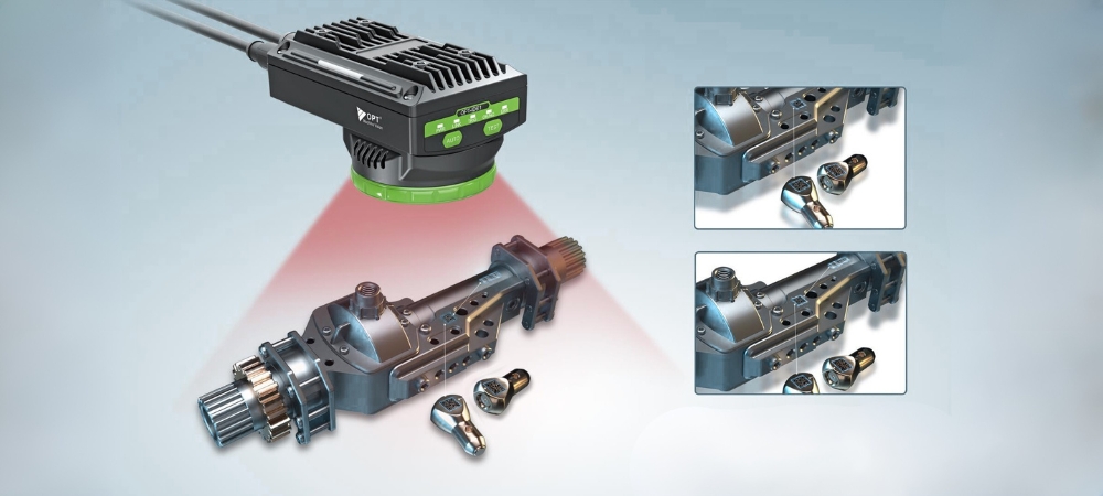 Modelo que mostra o sistema de visão industrial realizando a verificação de códigos em peças.