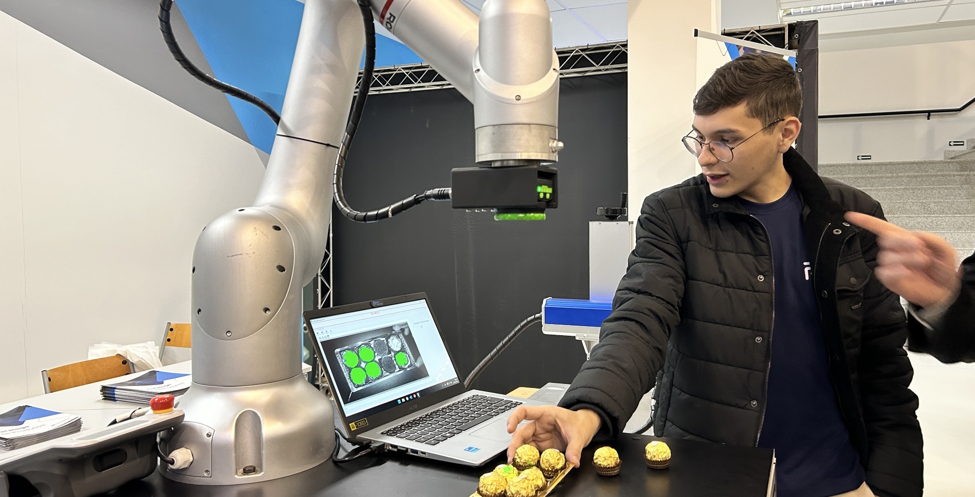 Sistema de visão industrial integrado a robô colaborativo sendo utilizado para verificação de produtos.