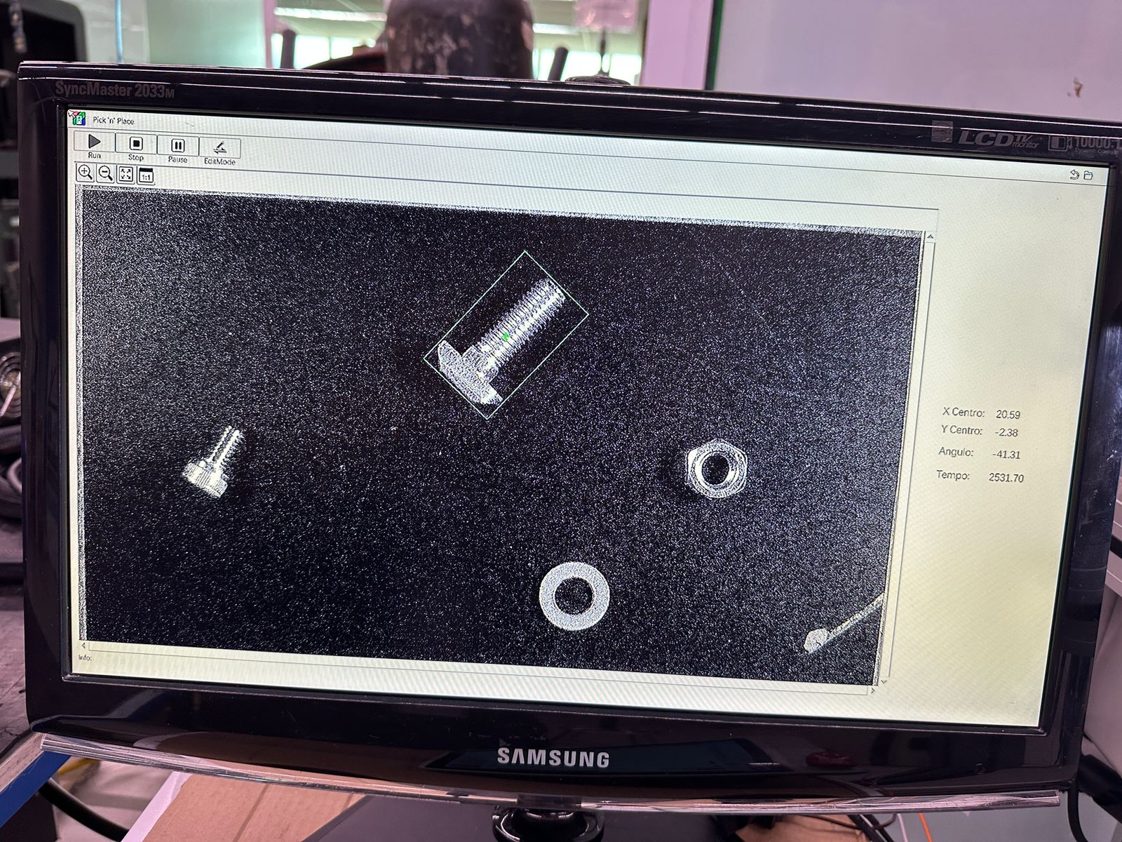 Sistema de visão encontrando e identificando a peça.