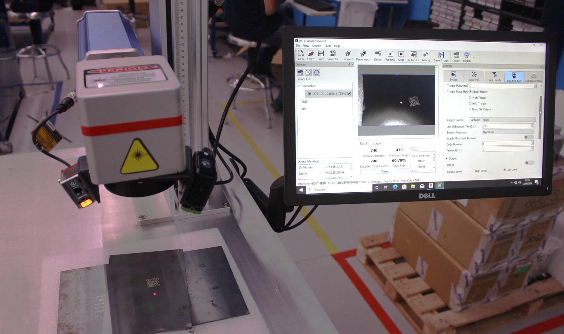 Sistema de visão integrado à máquina de gravação a laser para conferência de códigos.
