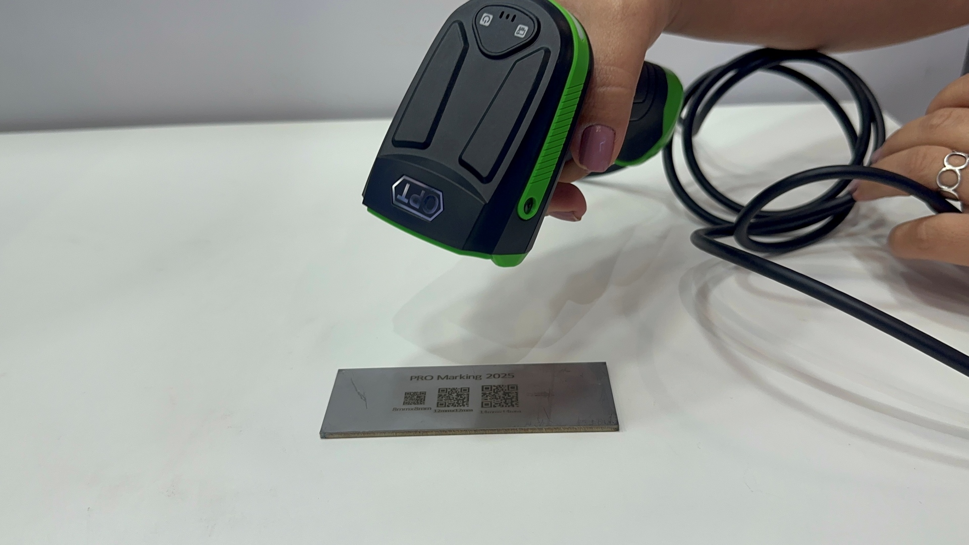 Leitor industrial realizando um teste de leitura de QR codes de diferentes tamanhos.