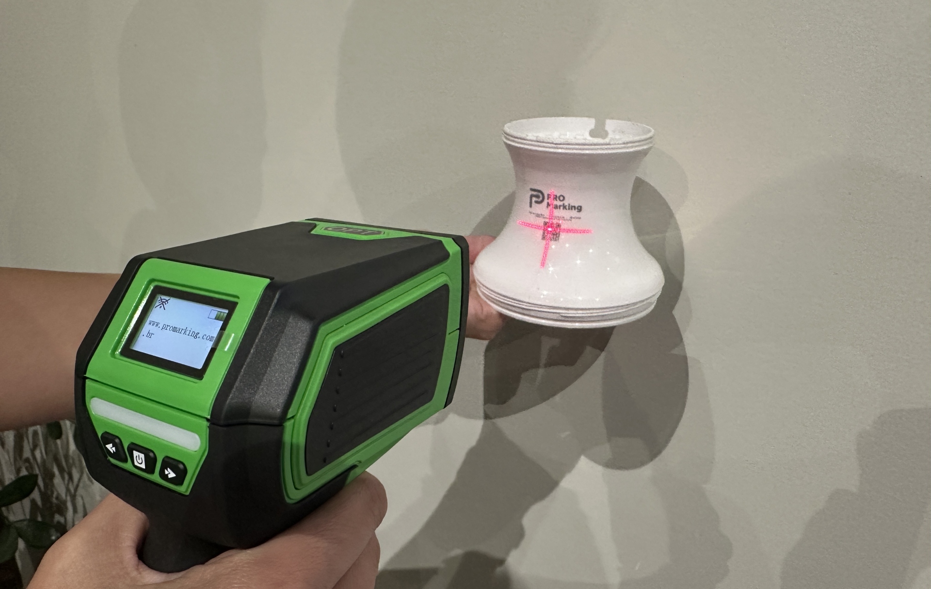 Teste de leitura de QR code gravado em uma superfície arredondada.