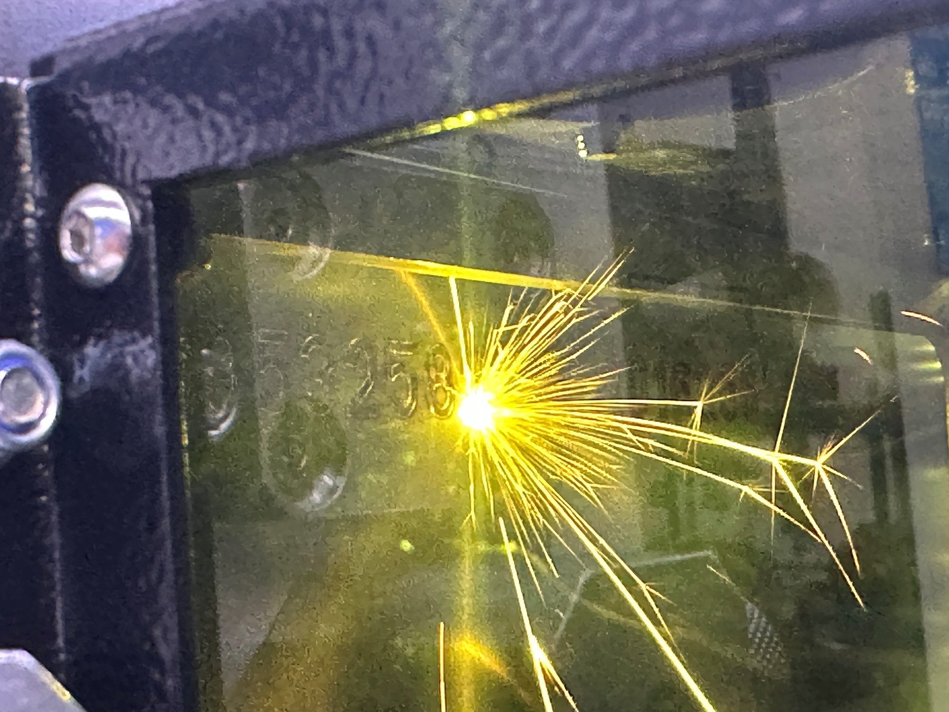 Teste de gravação sendo feito em metal.