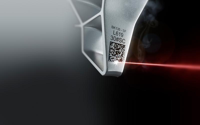 Gravação de código DataMatrix sendo feita com laser.
