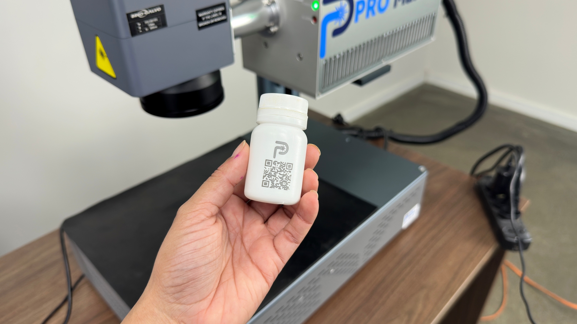 Gravação a laser em embalagem plástica de remédio.