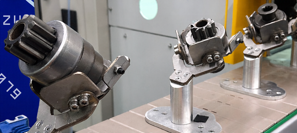 Peças posicionadas na esteira para passar pelo processo de gravação a laser automatizado.