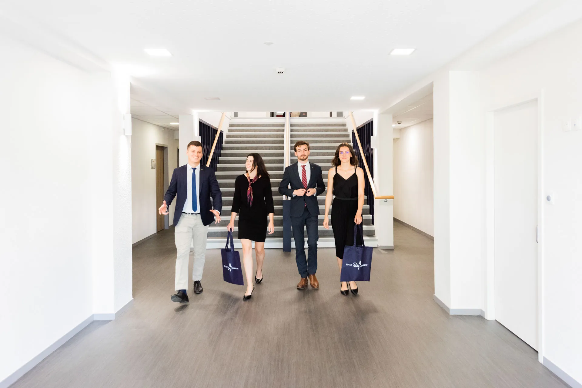 Etudiants dans les locaux du Campus
