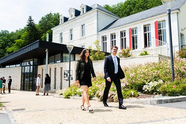 deux étudiants sur le campus de Savignac