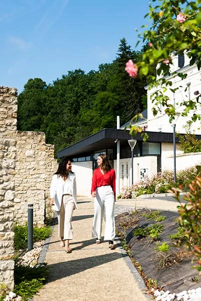 deux étudiants marchent dans le campus