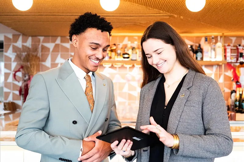 deux managers dans un restaurant en train de faire le point