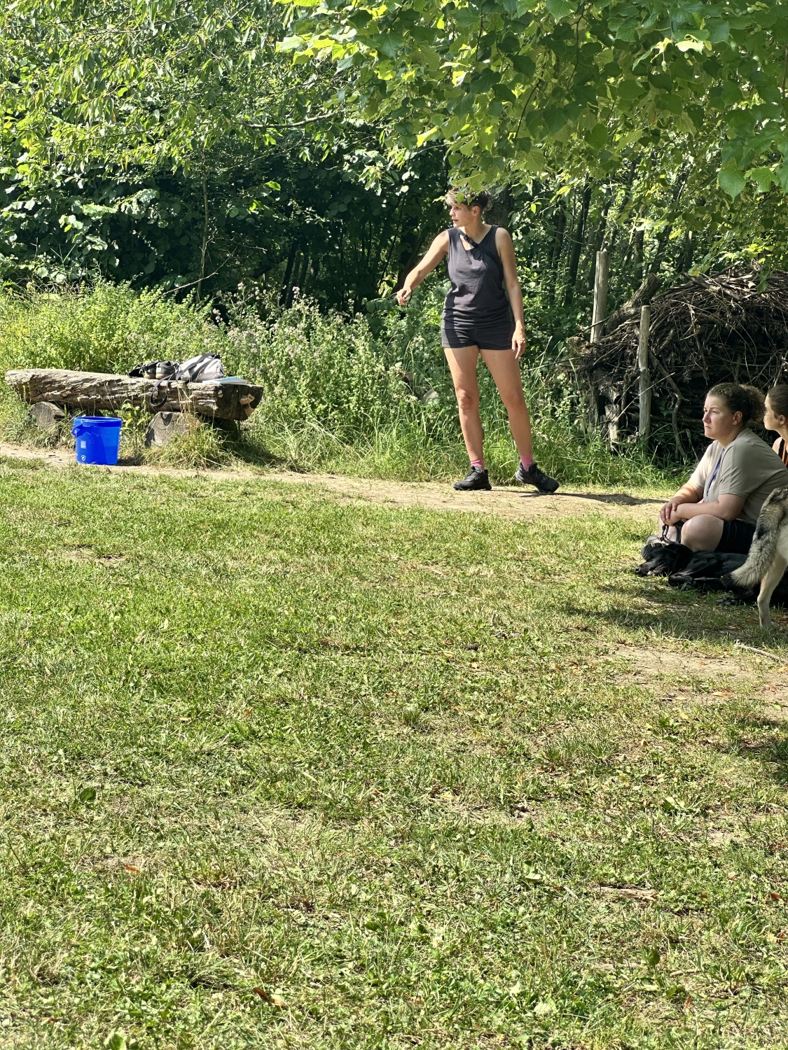 Mann leistet dem Hund Erste Hilfe von FellFibel