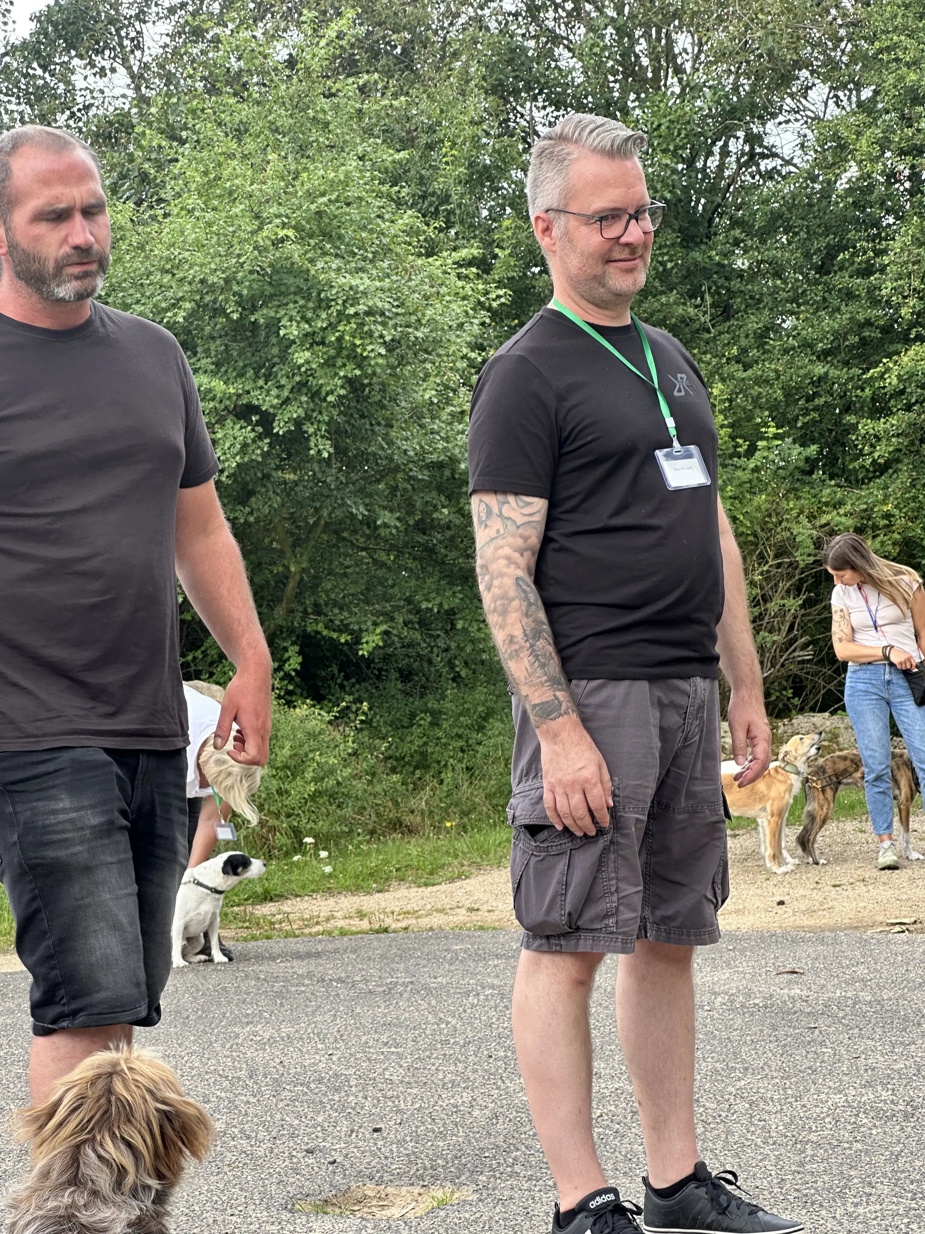 Mann leistet dem Hund Erste Hilfe von FellFibel