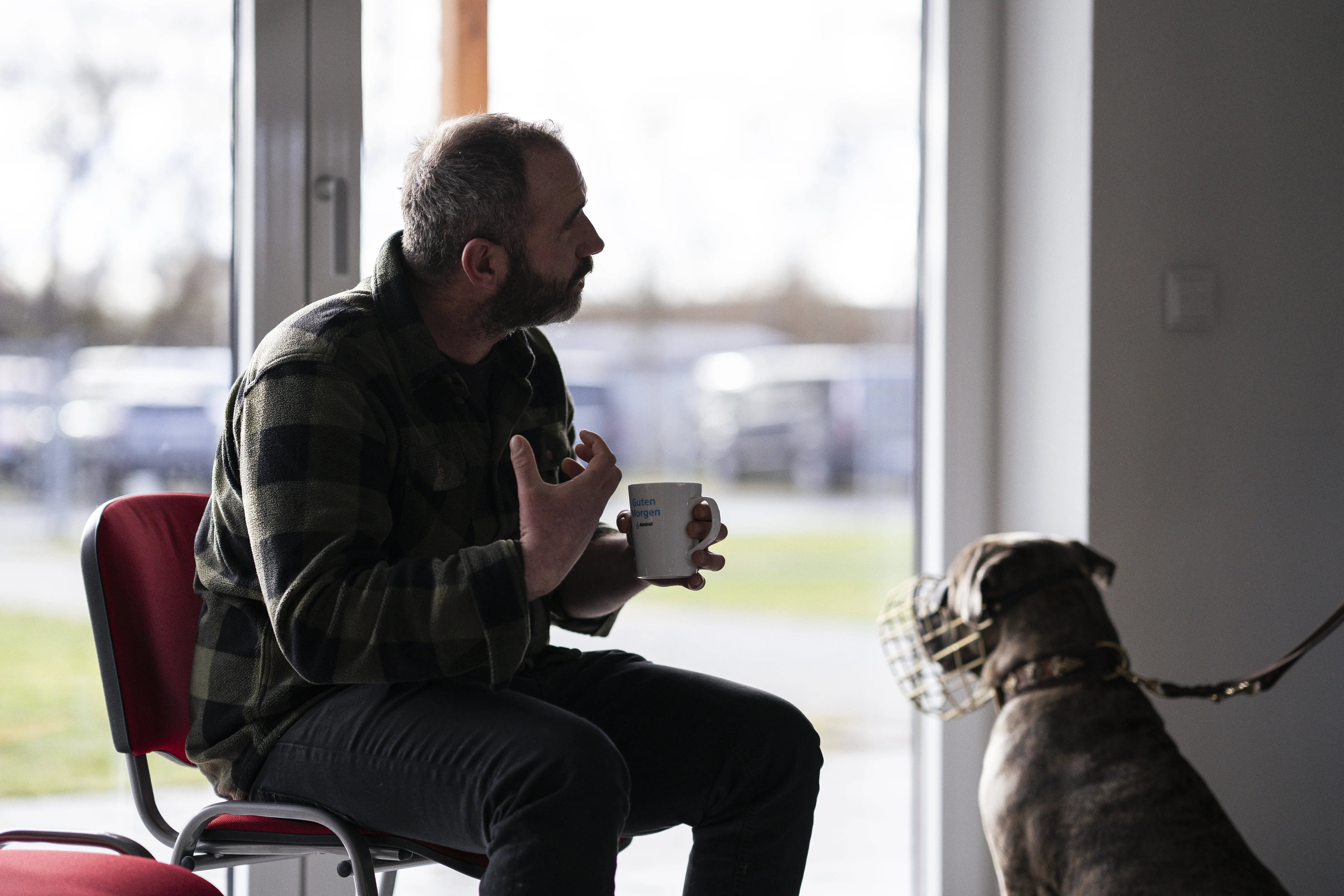 Mann leistet dem Hund Erste Hilfe von FellFibel