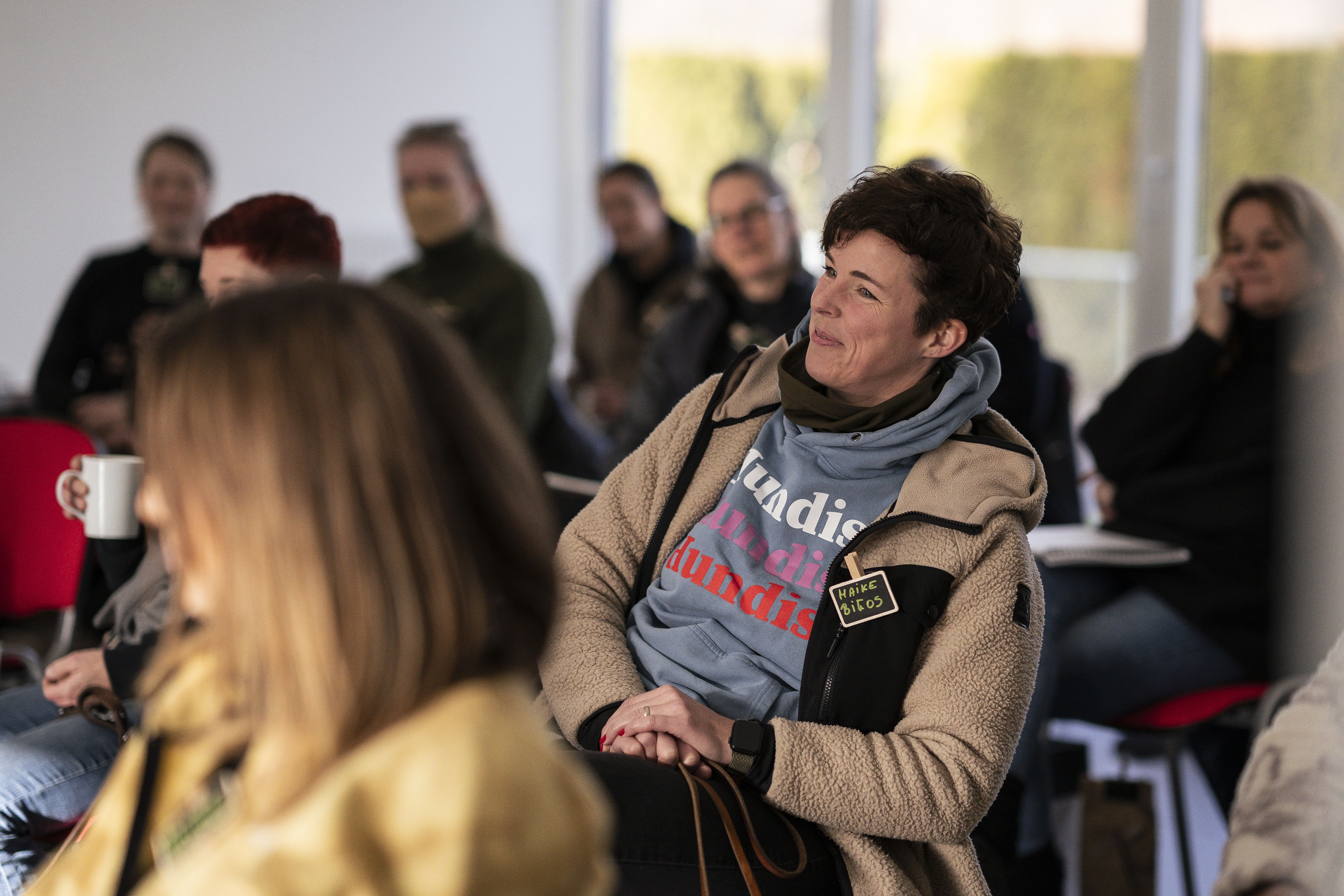 Mann leistet dem Hund Erste Hilfe von FellFibel