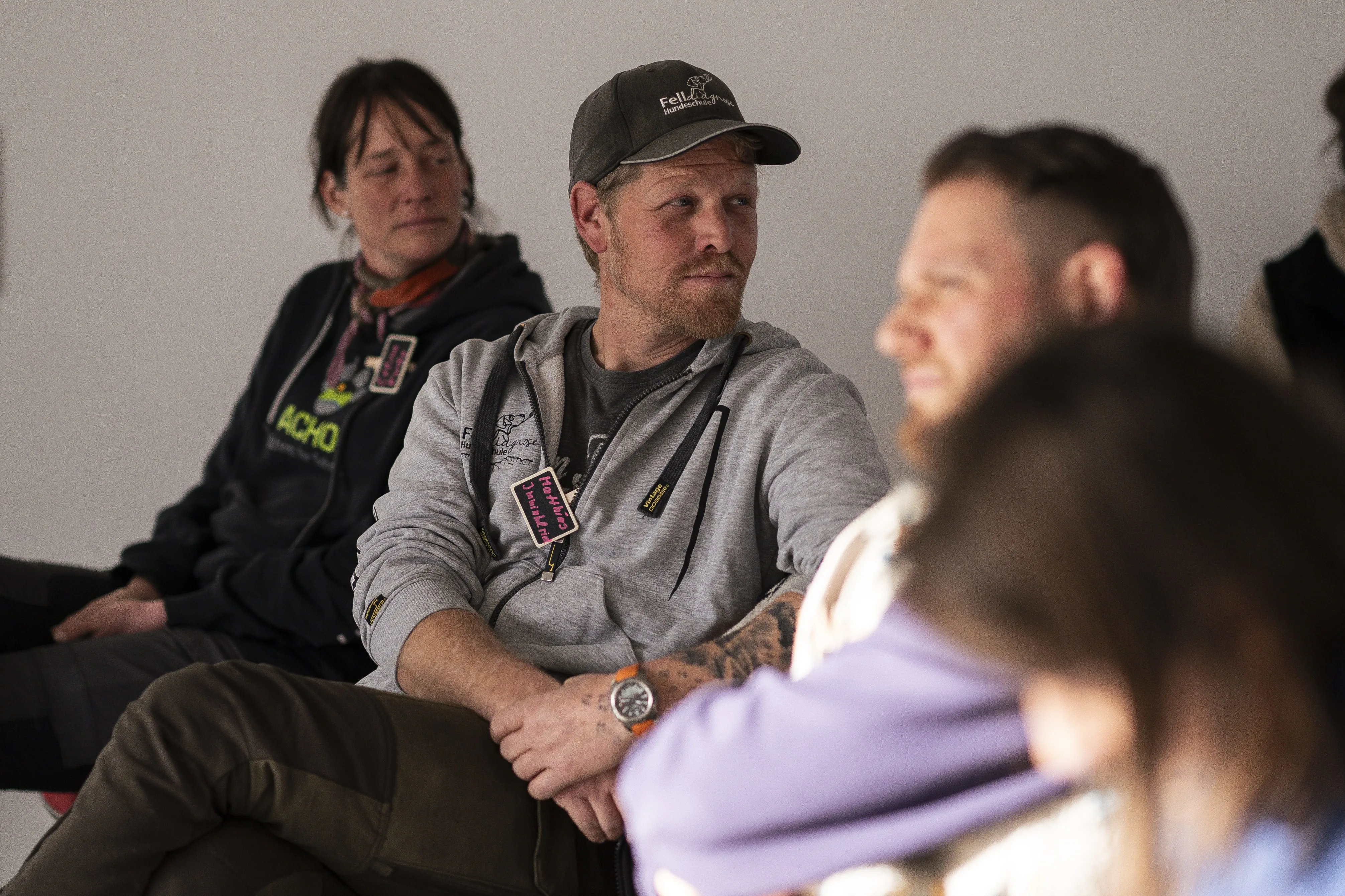 Mann leistet dem Hund Erste Hilfe von FellFibel