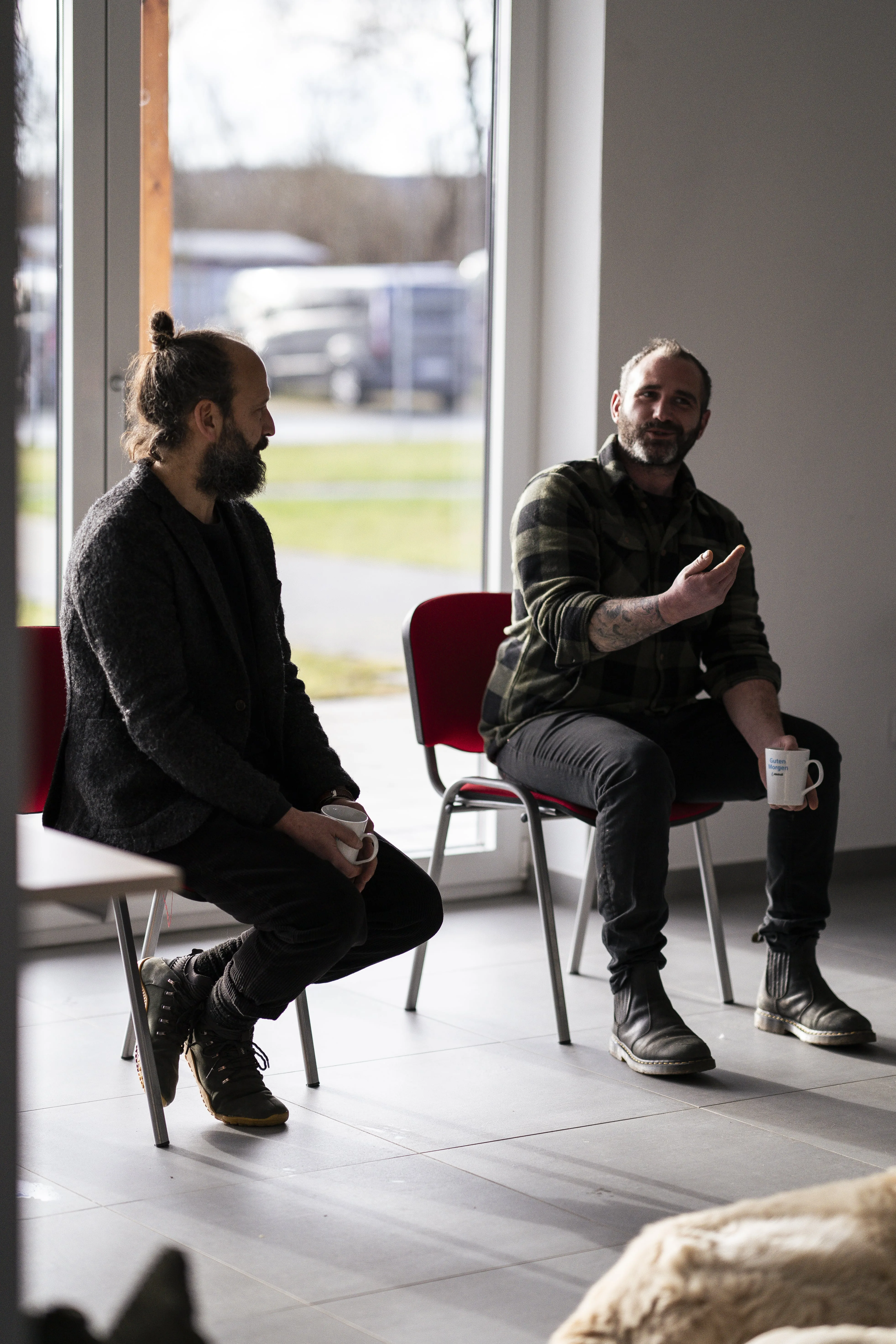 Mann leistet dem Hund Erste Hilfe von FellFibel