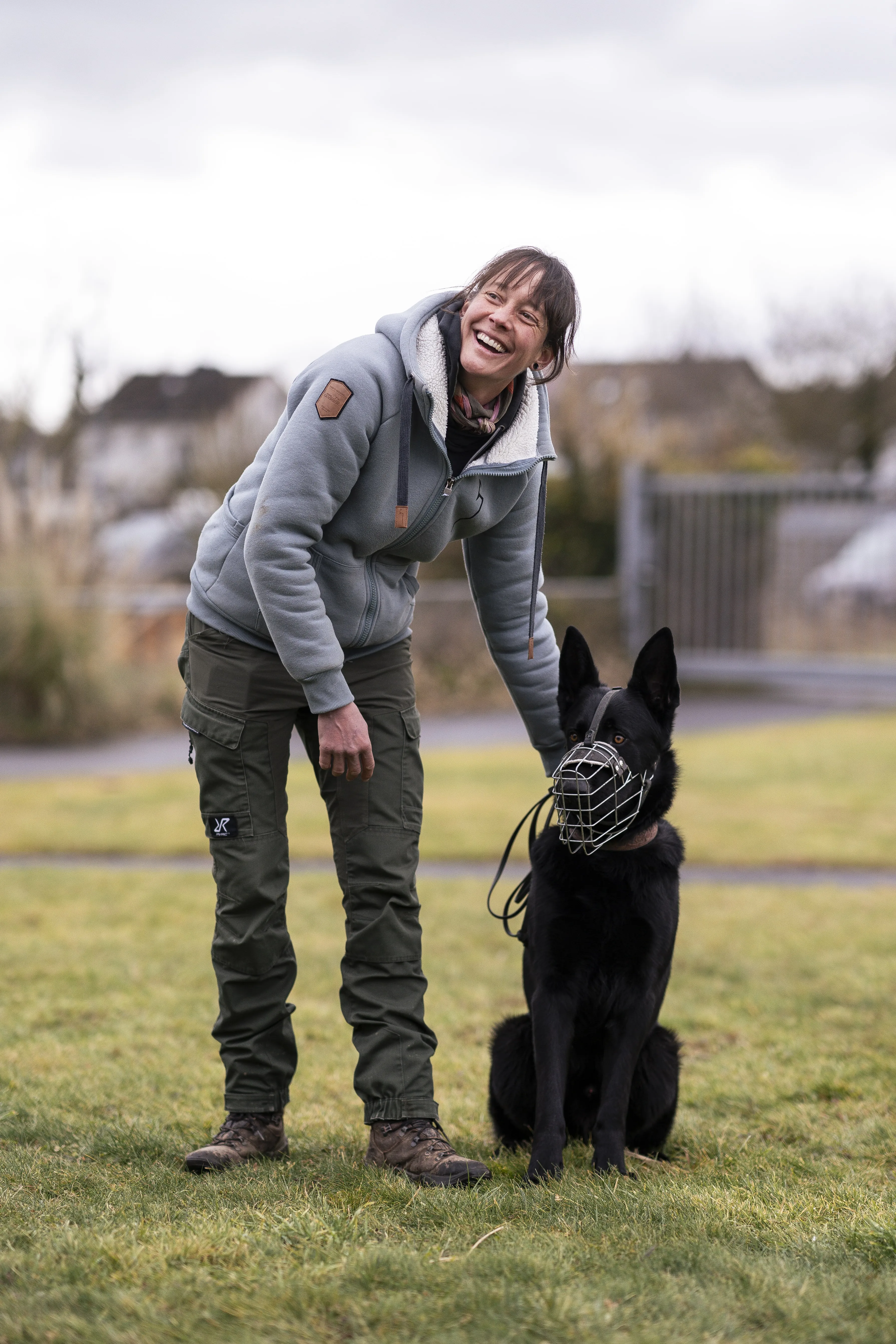 Mann leistet dem Hund Erste Hilfe von FellFibel