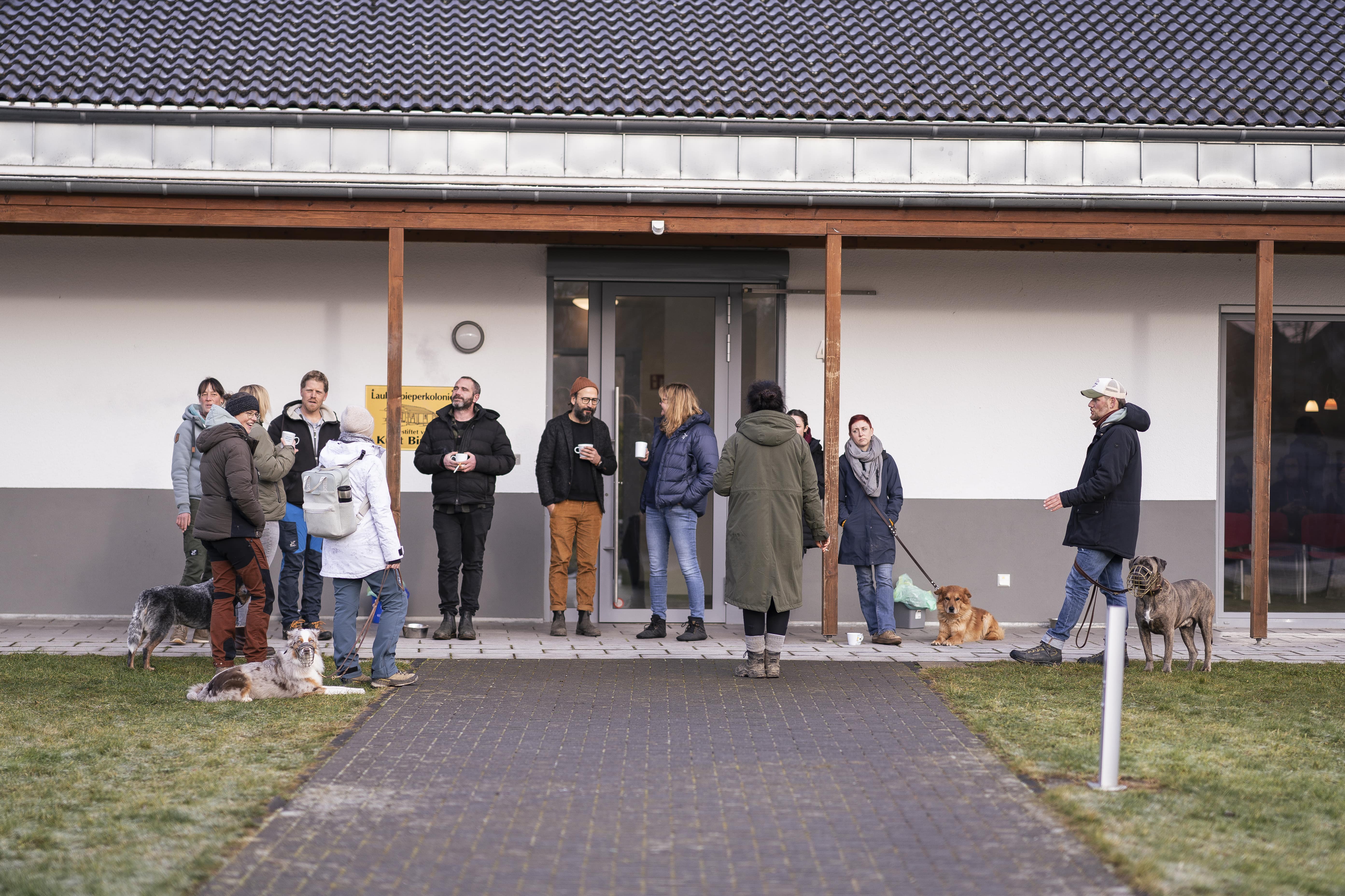 Mann leistet dem Hund Erste Hilfe von FellFibel