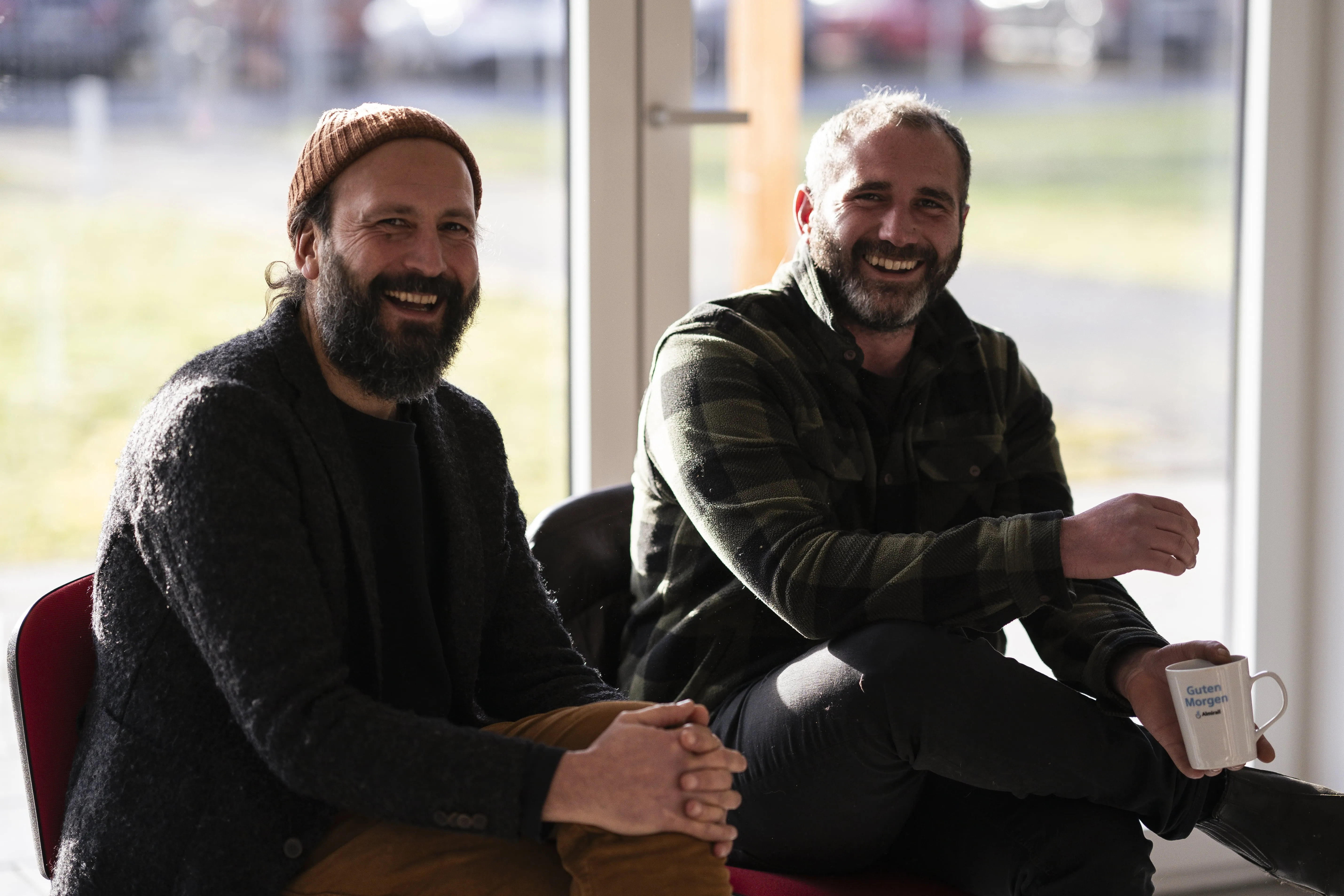 Mann leistet dem Hund Erste Hilfe von FellFibel