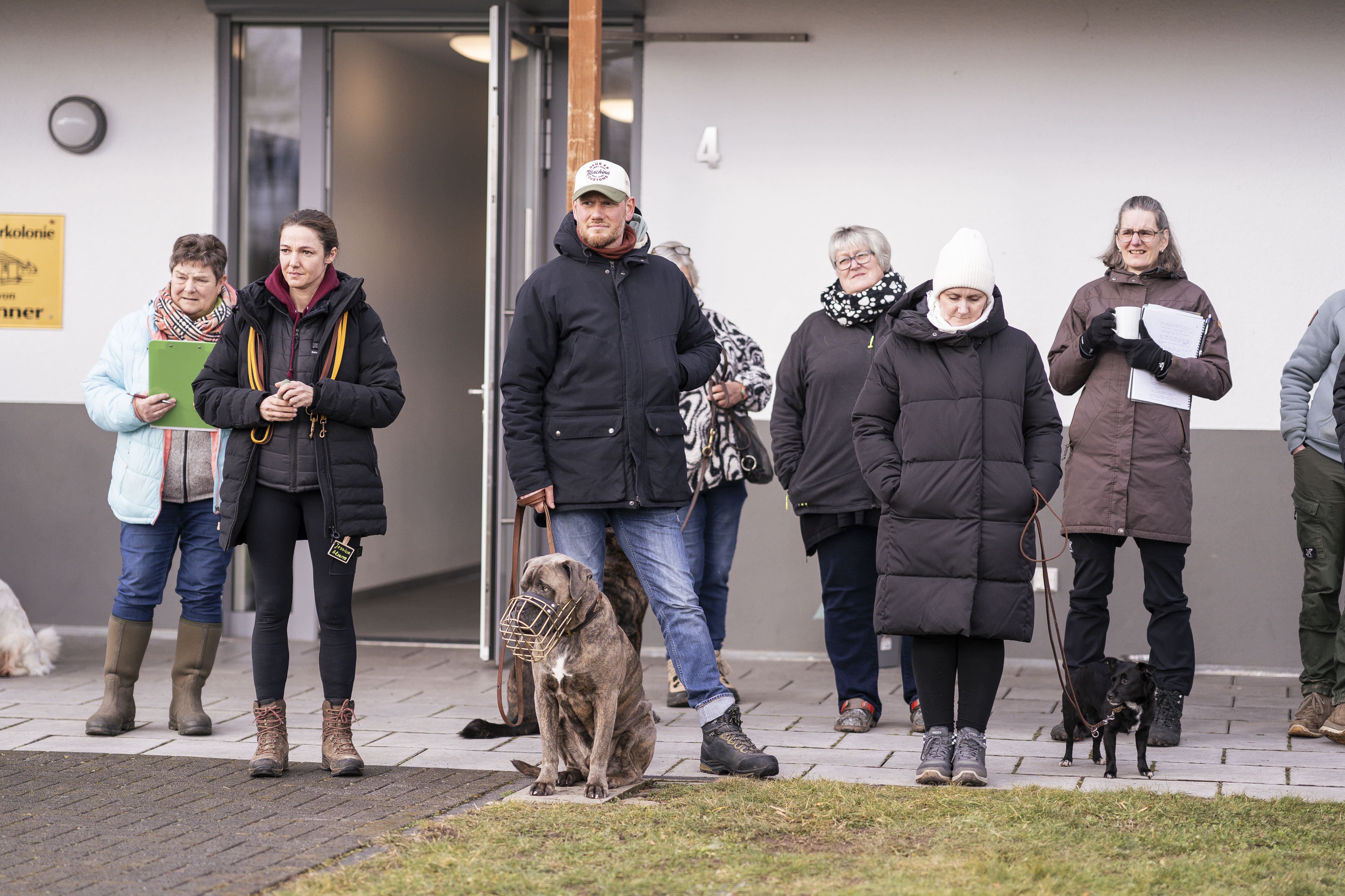 Mann leistet dem Hund Erste Hilfe von FellFibel