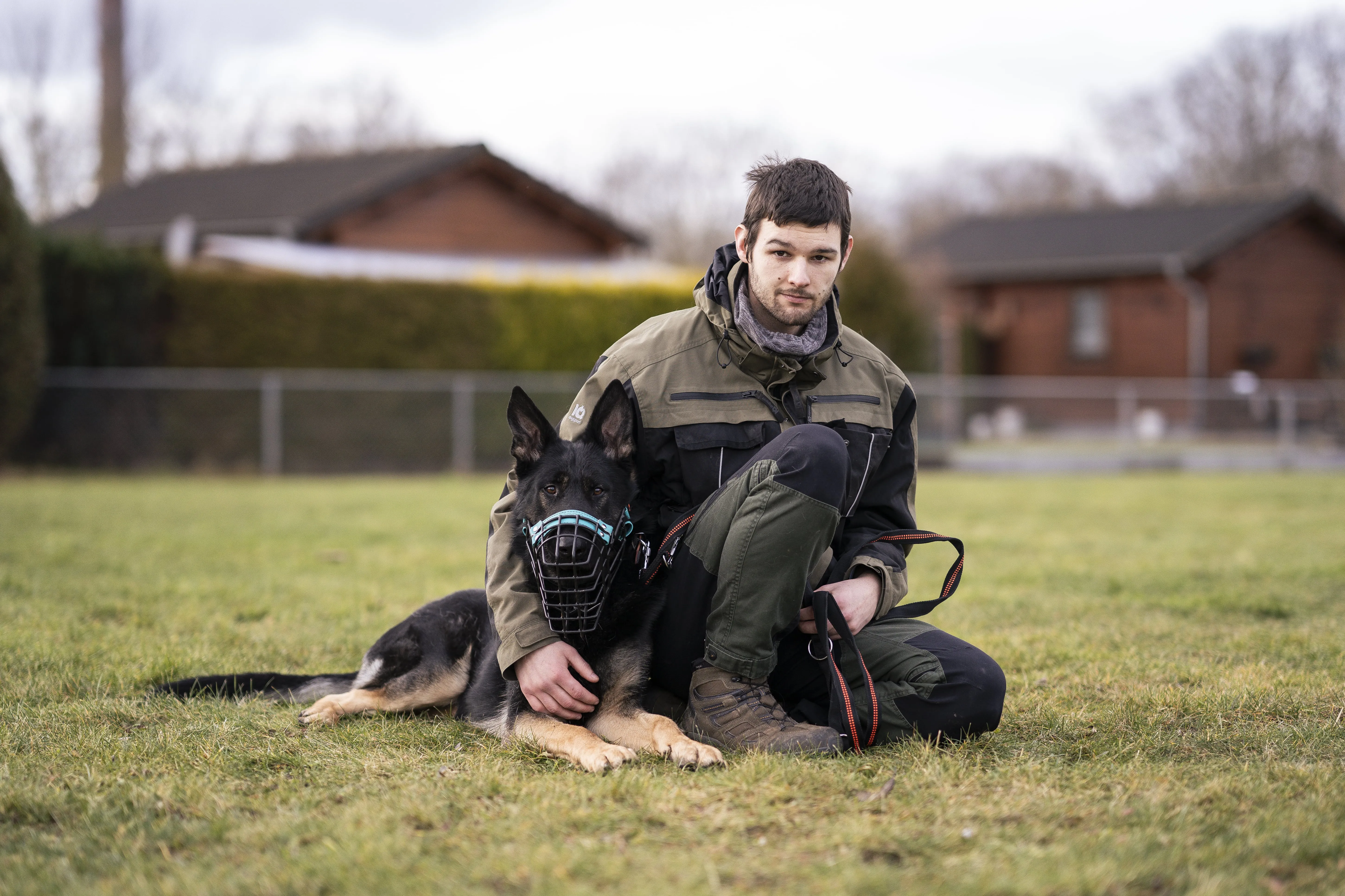 Mann leistet dem Hund Erste Hilfe von FellFibel