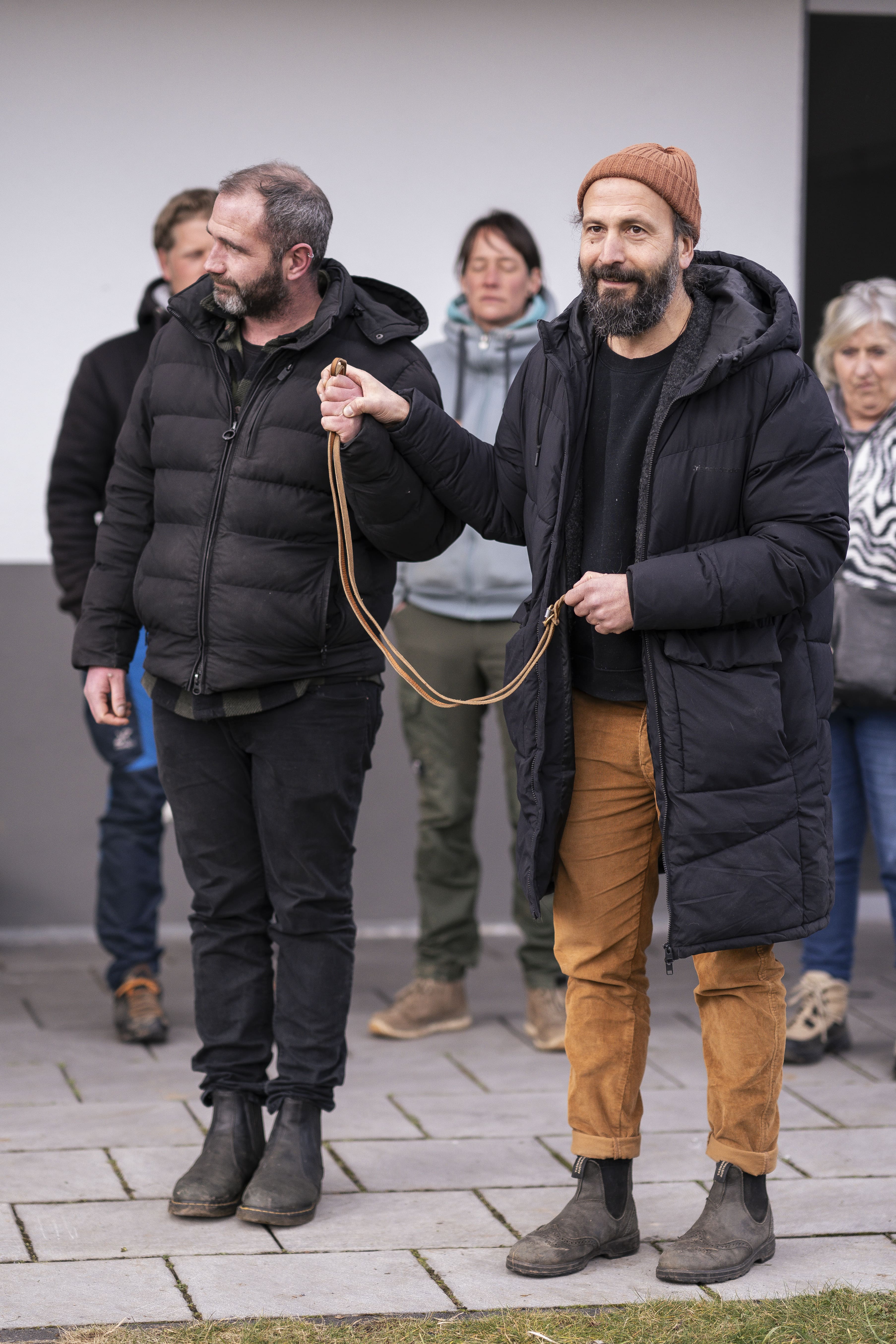 Mann leistet dem Hund Erste Hilfe von FellFibel