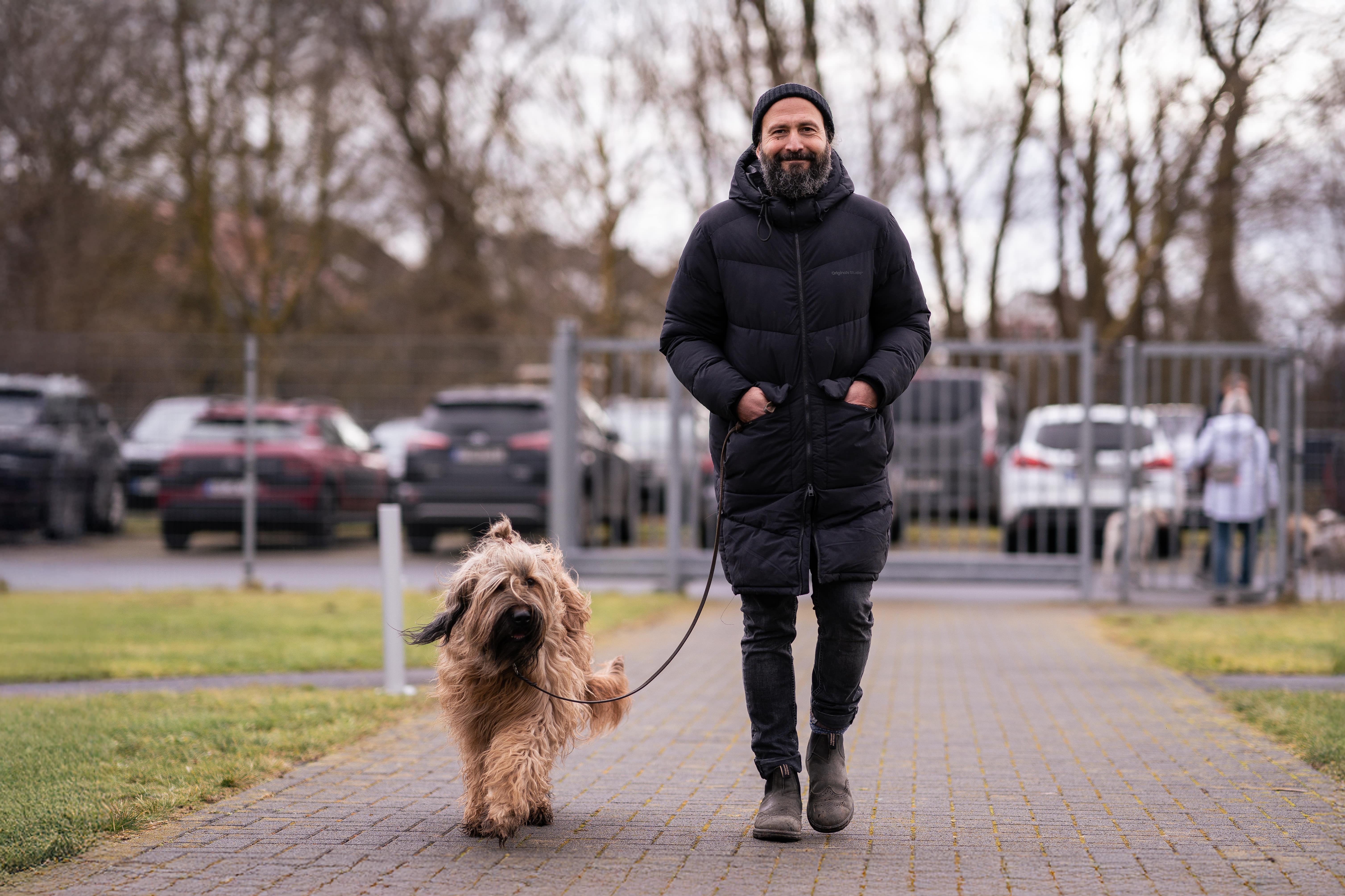 Mann leistet dem Hund Erste Hilfe von FellFibel