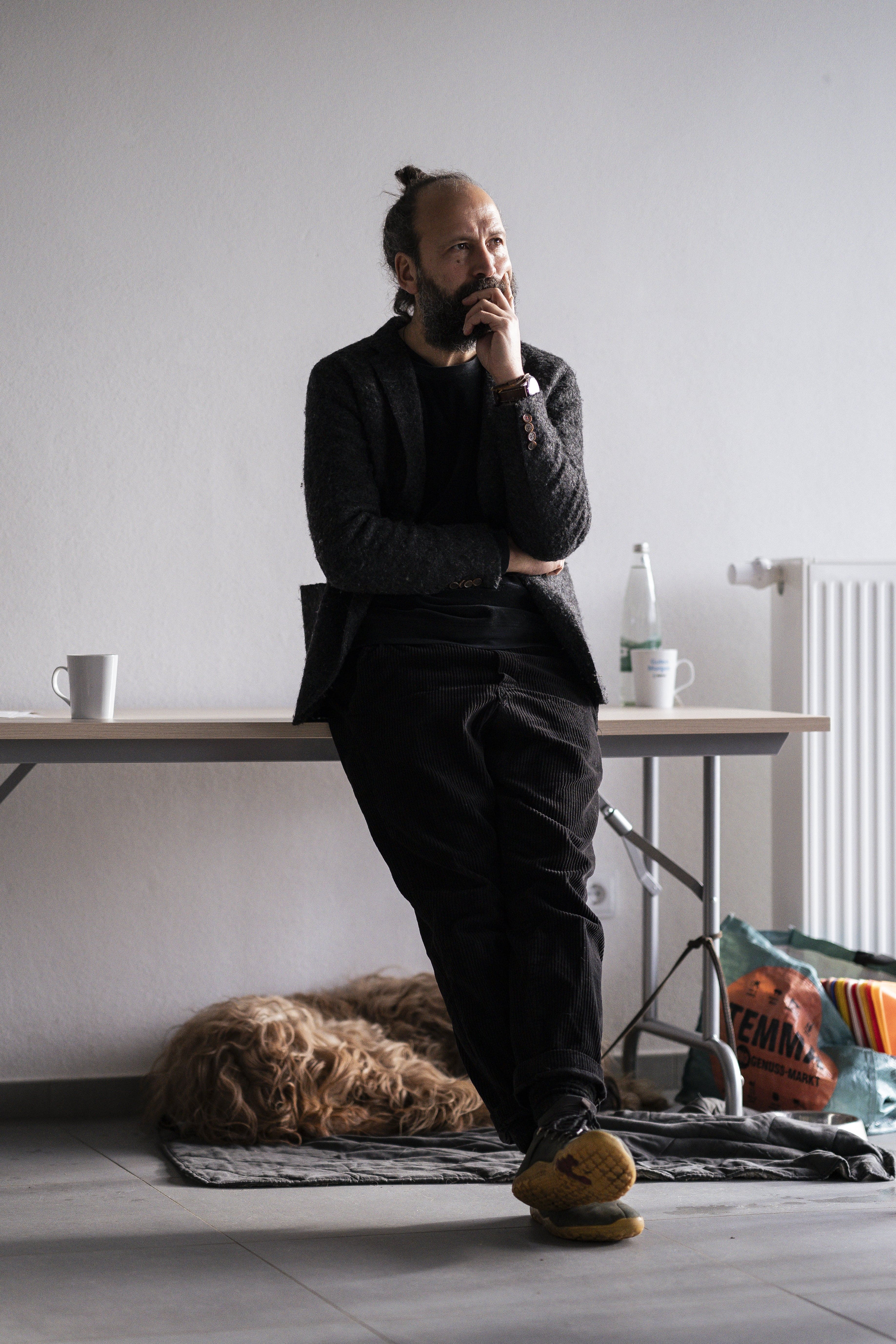 Mann leistet dem Hund Erste Hilfe von FellFibel